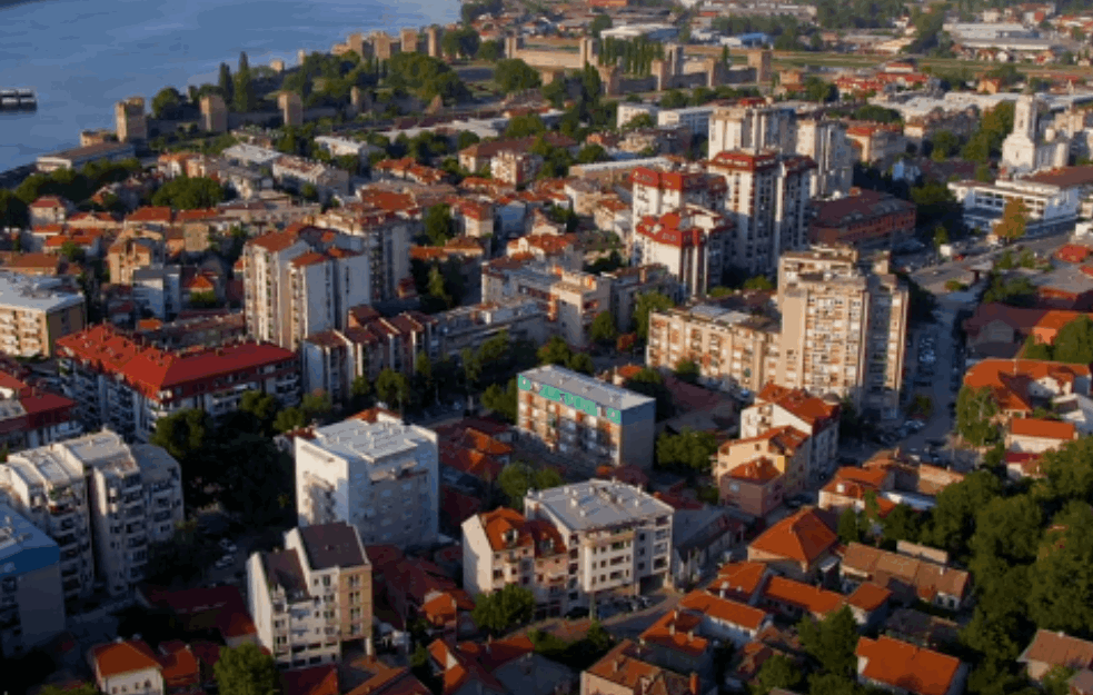 UŽAS U SMEDEREVU: Muškarac NASRNUO na rođaka SEKIROM, naneo mu POVREDE po glavi
